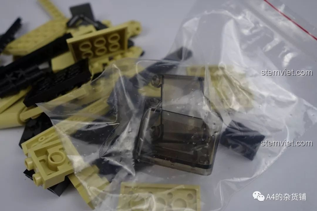 Chi tiết kính trong suốt của bộ Xingbao XB 03026 được đóng gói riêng để tránh trầy xước.