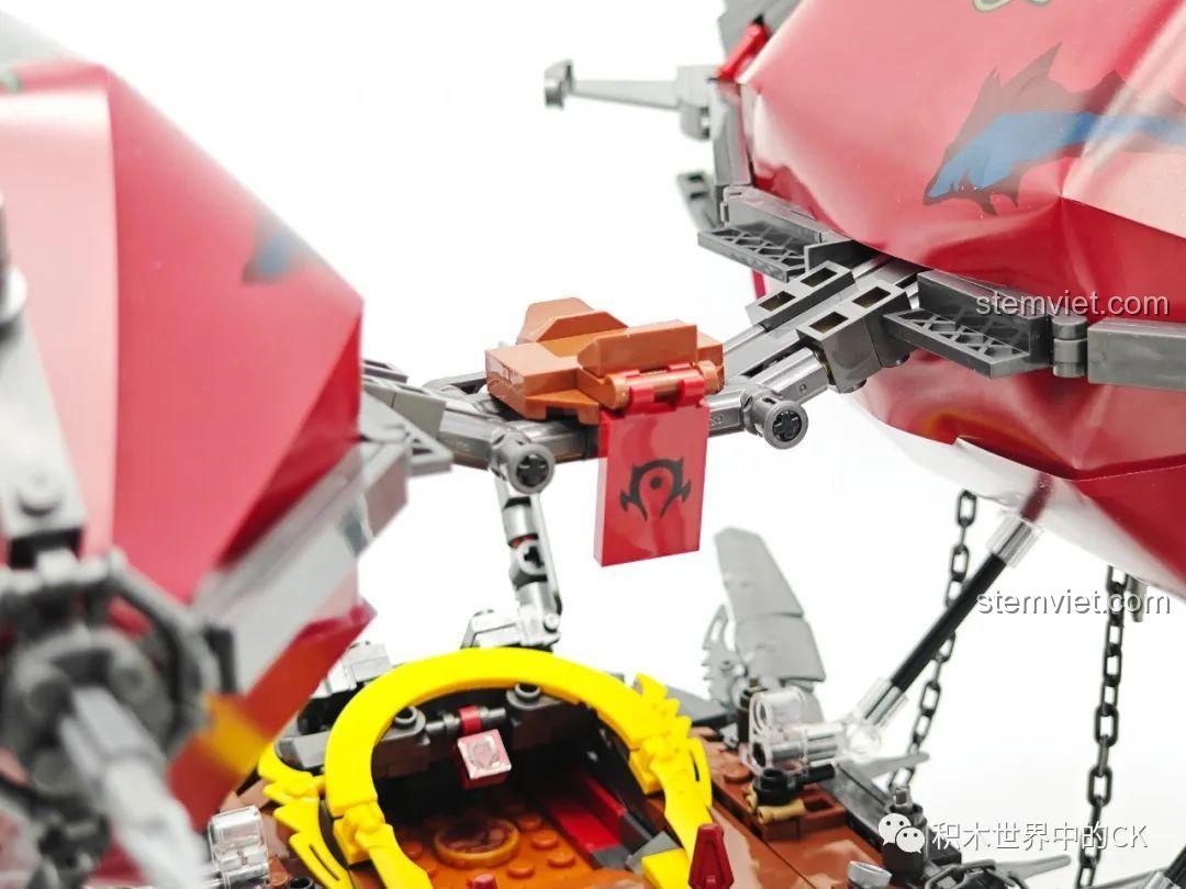 Cận cảnh lá cờ của phe Horde được gắn giữa hai khinh khí cầu trên mô hình JIESTAR 58036.