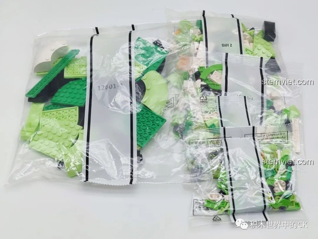Các túi đựng chi tiết lắp ráp của bộ Mr.Kuriosity 12601 được phân loại và đánh số cẩn thận.