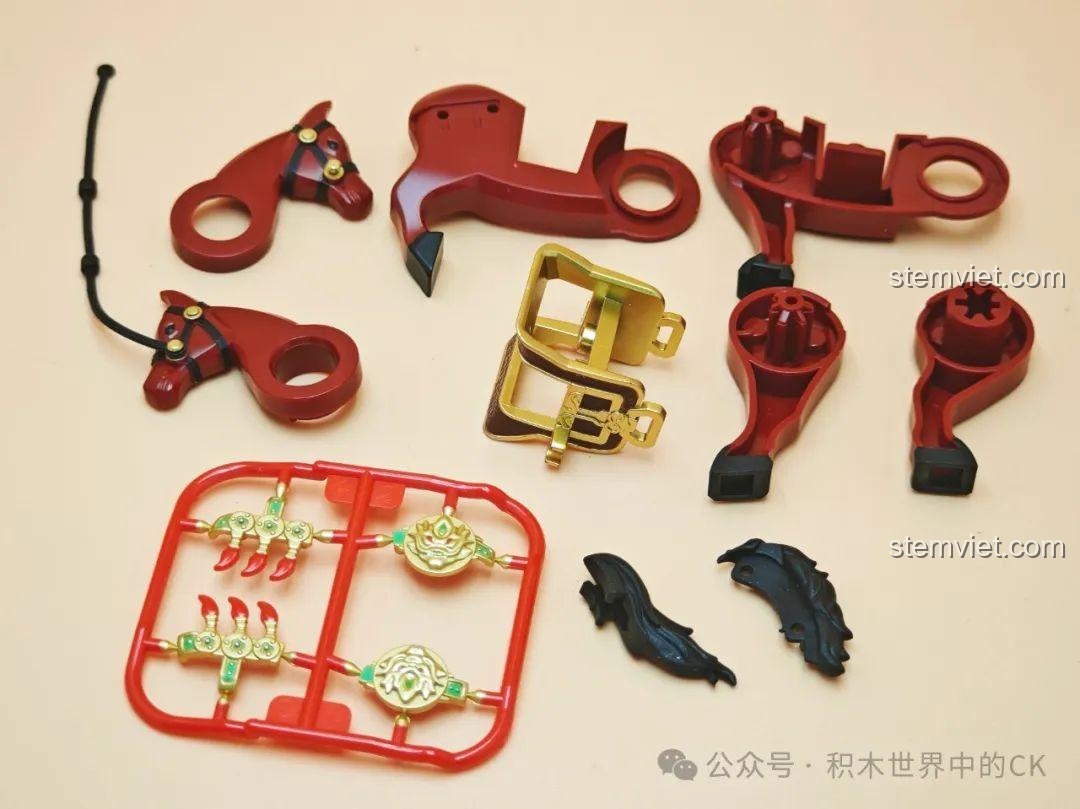 Các chi tiết để lắp ráp ngựa Xích Thố trong bộ đồ chơi lắp ghép Quan Vũ Đơn Đao Phó Hội cho bé trai.