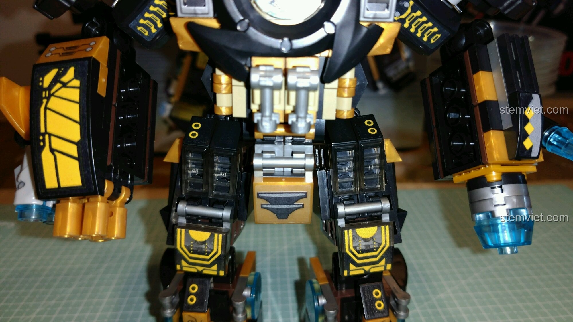 Chi tiết lò phản ứng hồ quang trên ngực robot Sembo 60023 đã hoàn thiện.