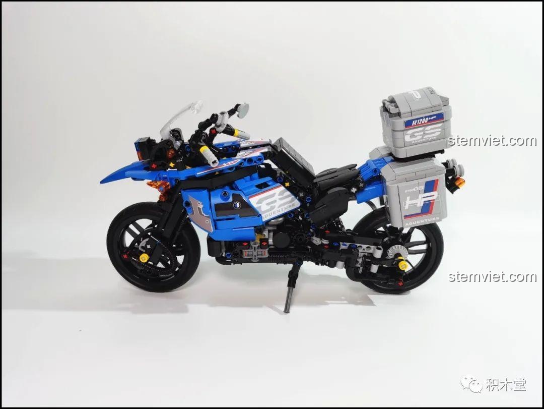 Chi tiết tấm ốp bên hông của mô hình Leier 50008 Mô tô BMW R1200GS Rallye với logo được tái hiện.