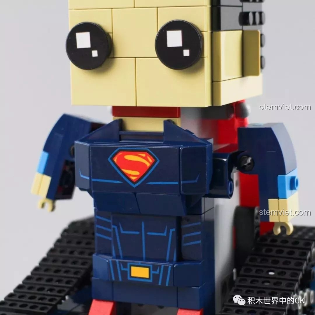 Cận cảnh phần ngực của Robot Superman 13040 với chi tiết sticker logo và thắt lưng.