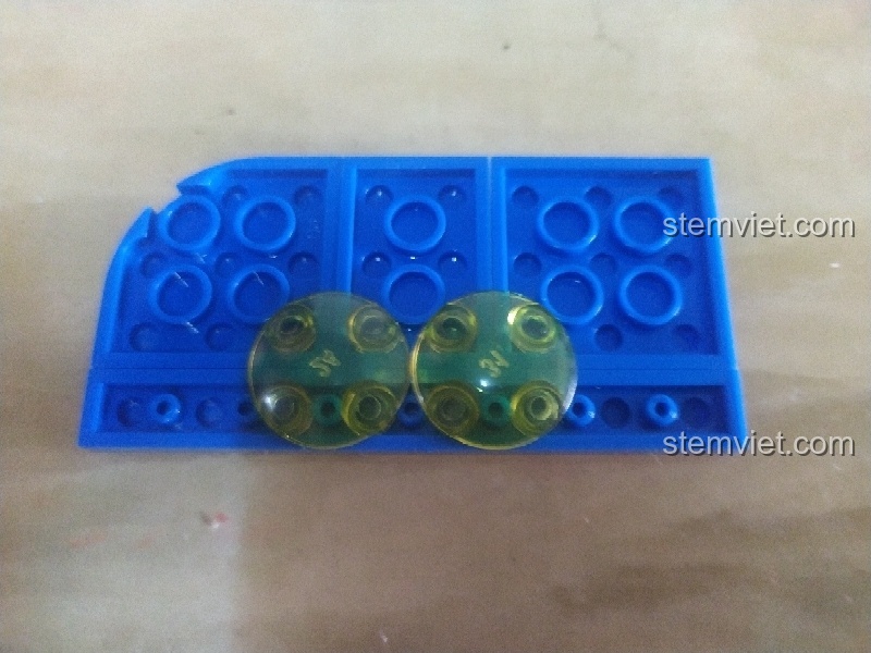 Chi tiết mảnh ghép tròn màu vàng trong suốt của bộ Sembo Block SD6053 bị người dùng đánh giá là kết nối lỏng.