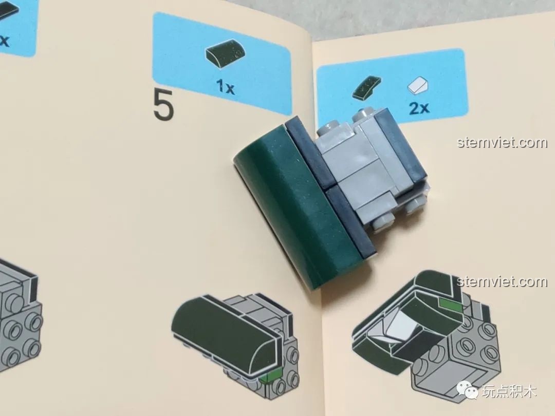 Chi tiết gạch cong 2x2 trong bộ Rồng Mắt To XB-11001 có via nhựa trên bề mặt ảnh hưởng thẩm mỹ.