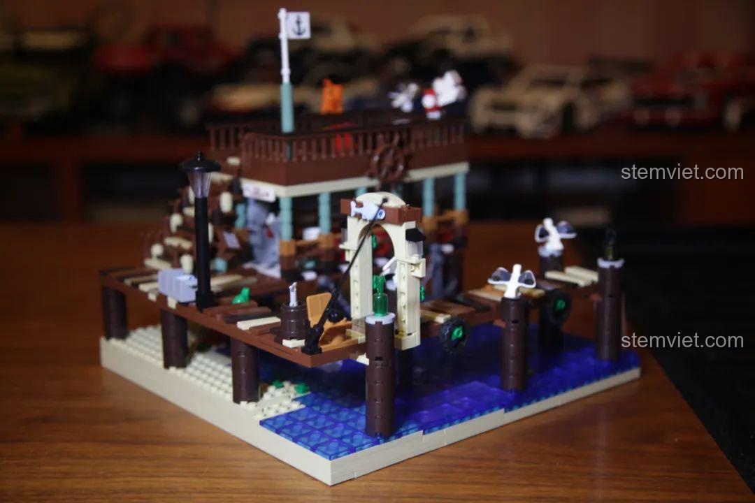 Chi tiết lốp xe cũ được treo trên các cột của bến tàu, một chi tiết trang trí chân thực trong bộ UrGe 30101.