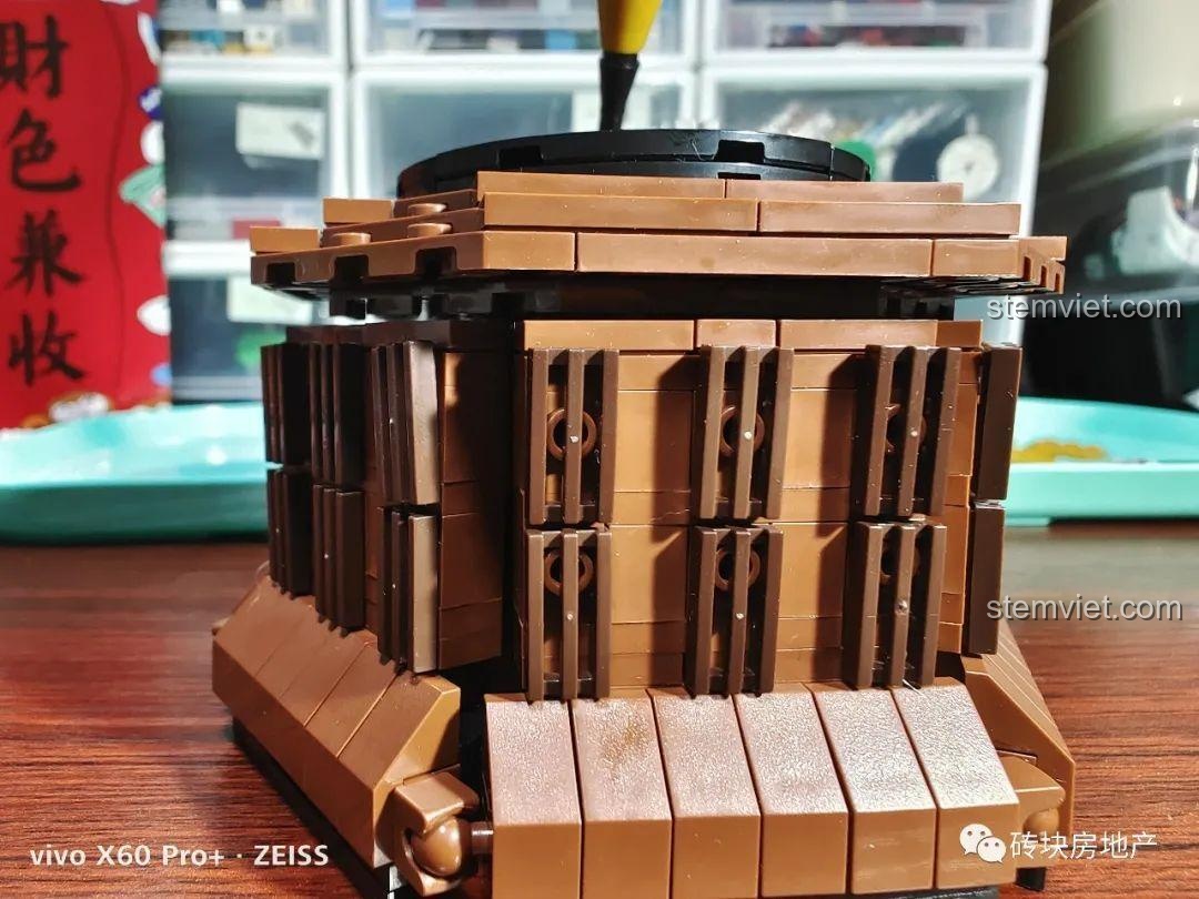 Cận cảnh các chi tiết lưới tản nhiệt của máy hát, cho thấy điểm kết nối lỏng và nhựa thừa.