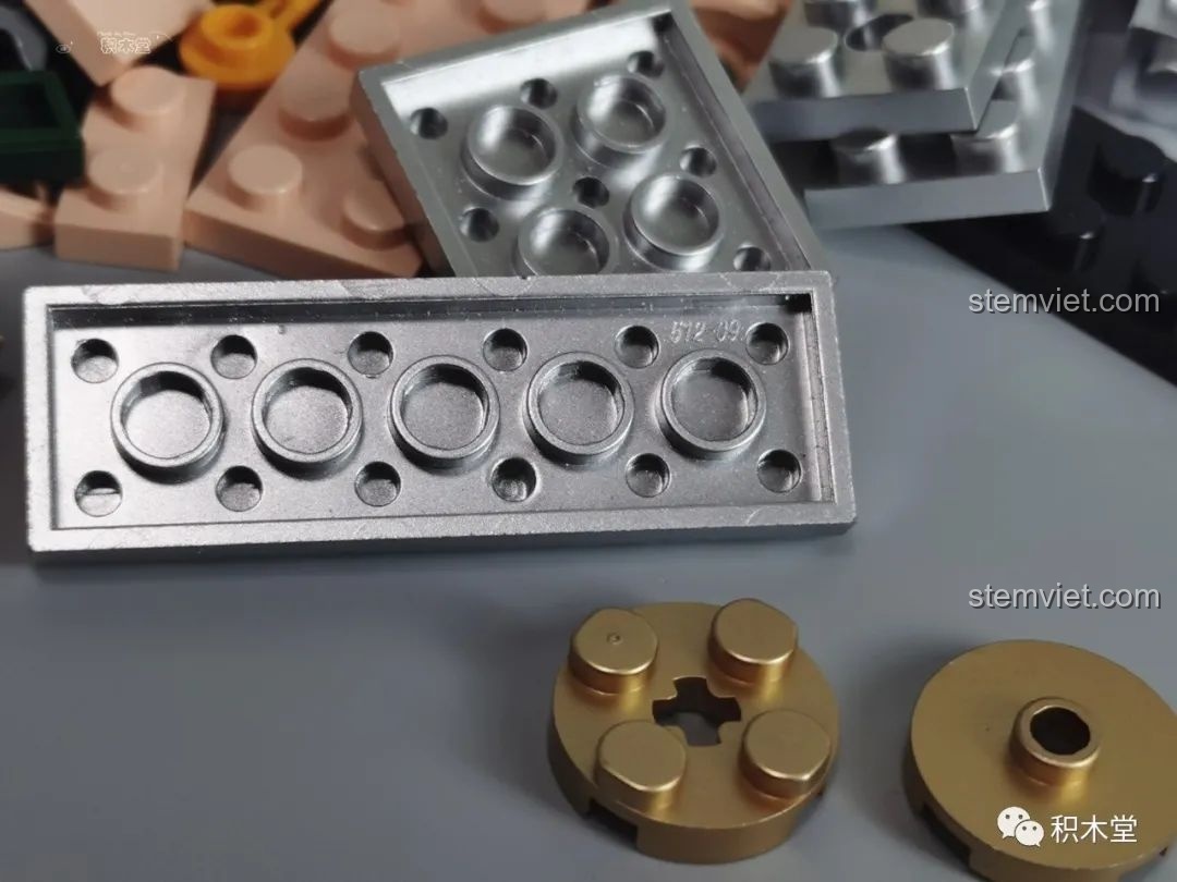 Cận cảnh các chi tiết gạch mạ bạc và vàng chất lượng cao của bộ lắp ráp Pantasy.