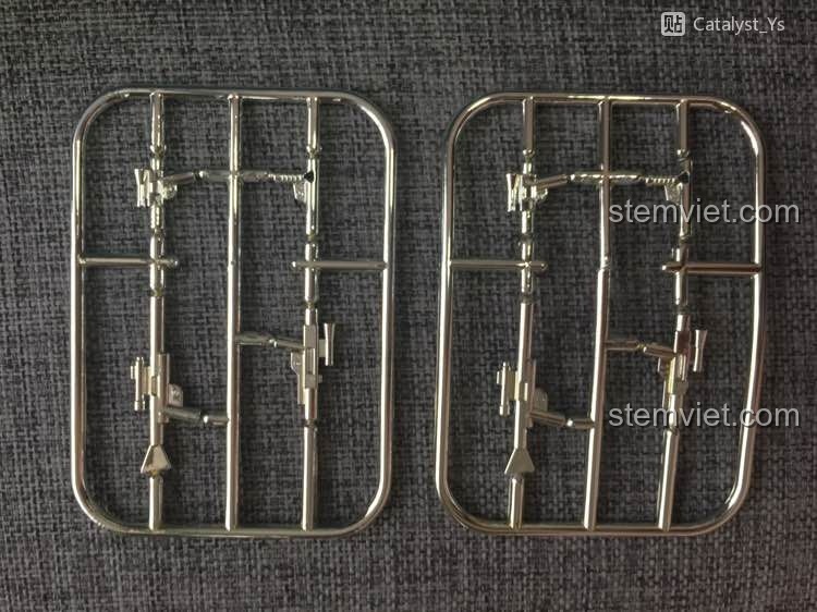 Các chi tiết tay cầm mạ chrome bạc óng ánh trong bộ đồ chơi xây dựng 8004, tăng thêm vẻ cao cấp cho mô hình.