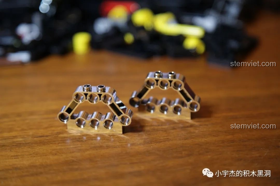 Chi tiết động cơ được mạ điện sáng bóng trong bộ lắp ráp Xe cơ bắp Mỹ Mould King 13108.