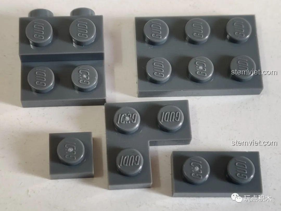 Cận cảnh các mảnh ghép của đồ chơi lắp ráp GUDI 52051 với logo GUDI dập nổi trên các nút.