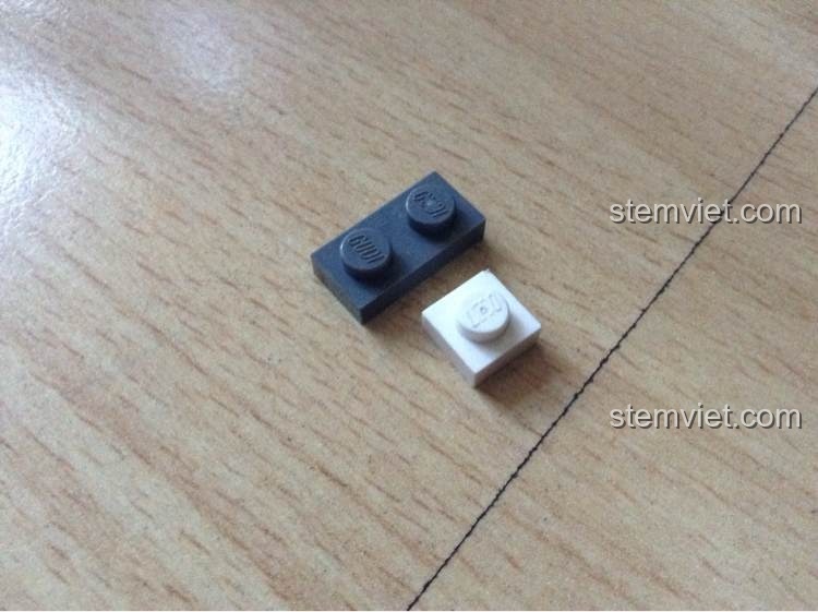 Chi tiết mảnh ghép của bộ GUDI 8614 Chiến cơ Sư tử trắng với logo GUDI được in rõ nét, khẳng định chất lượng.