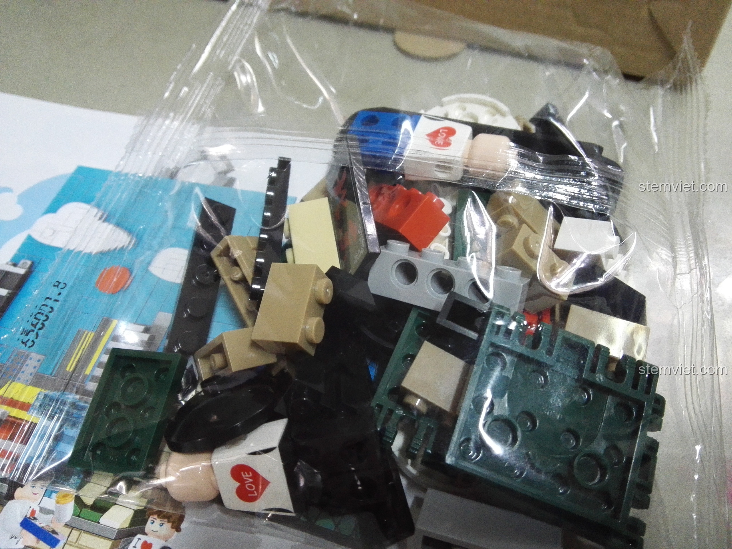 Cận cảnh các mảnh ghép trong túi của bộ PanlosBrick 656001 Mô hình Bắc Kinh, đa dạng màu sắc.