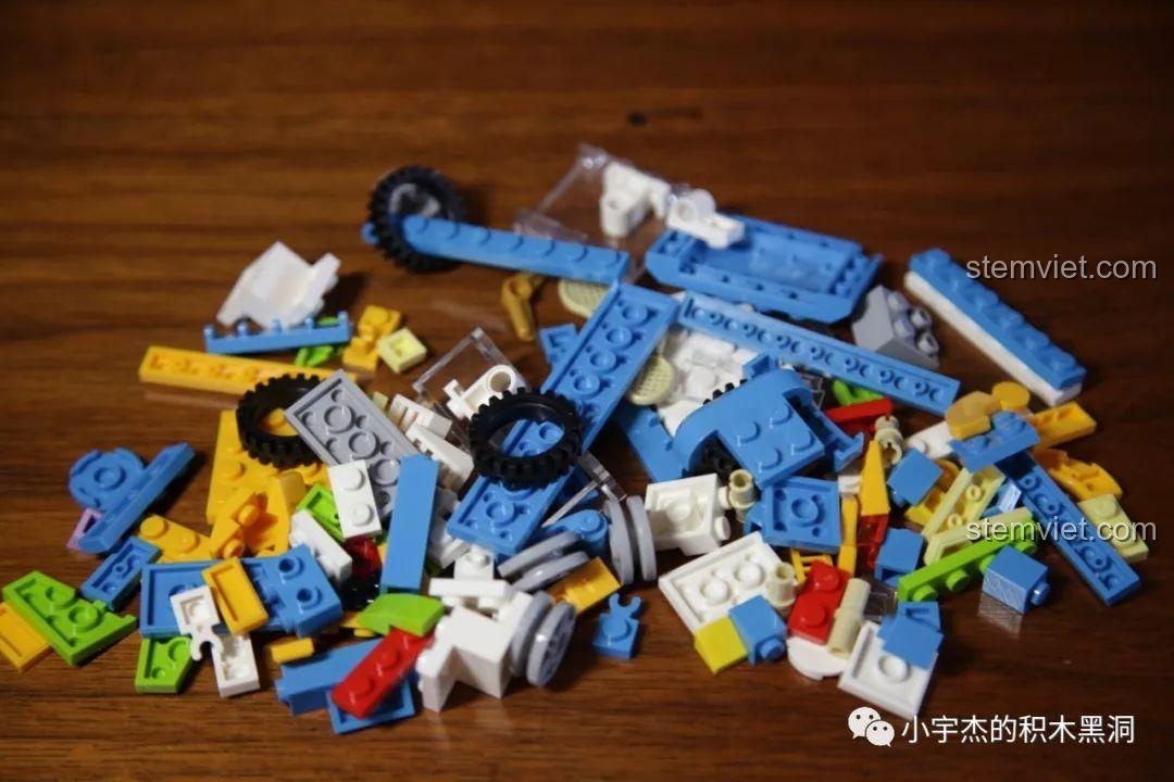 Các chi tiết nhựa ABS của bộ lắp ráp Xe bán đồ chơi Sembo 601204 với nhiều màu sắc.