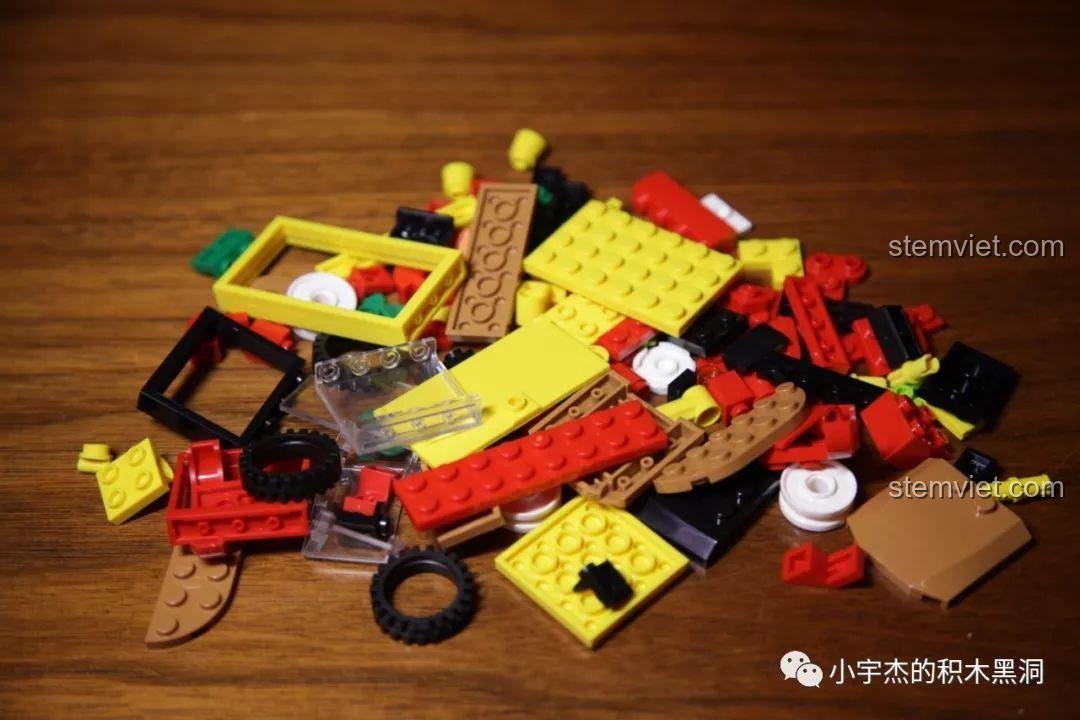 Các chi tiết nhựa ABS của bộ lắp ráp Xe bán hamburger Sembo 601206 với tông màu đỏ và vàng.