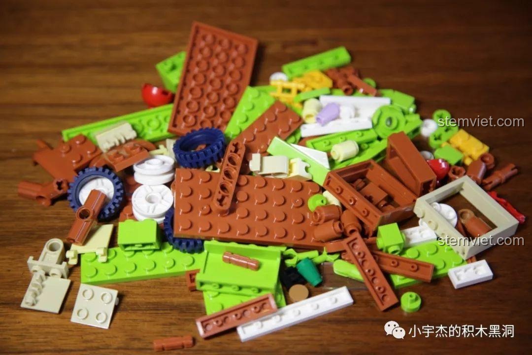 Các chi tiết nhựa ABS của bộ lắp ráp Xe bán sushi Sembo 601205 với tông màu xanh lá và nâu.