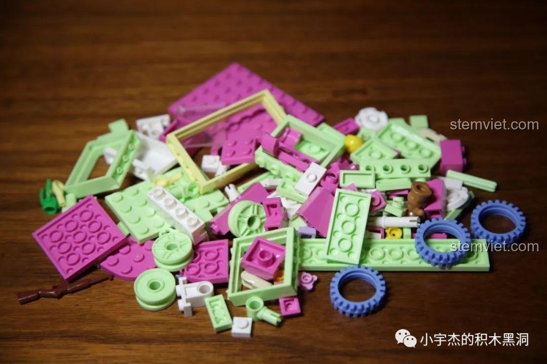 Các chi tiết nhựa ABS của bộ Xe trò chơi bắn súng Sembo 601207 với màu hồng và xanh lá.