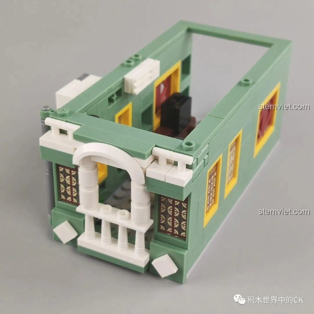 Mặt bên của mô hình WOMA C0337 Phố Cổ Kiến Trúc Qilou Phố Xuân Phong, với cây xanh và kiến trúc đặc trưng.