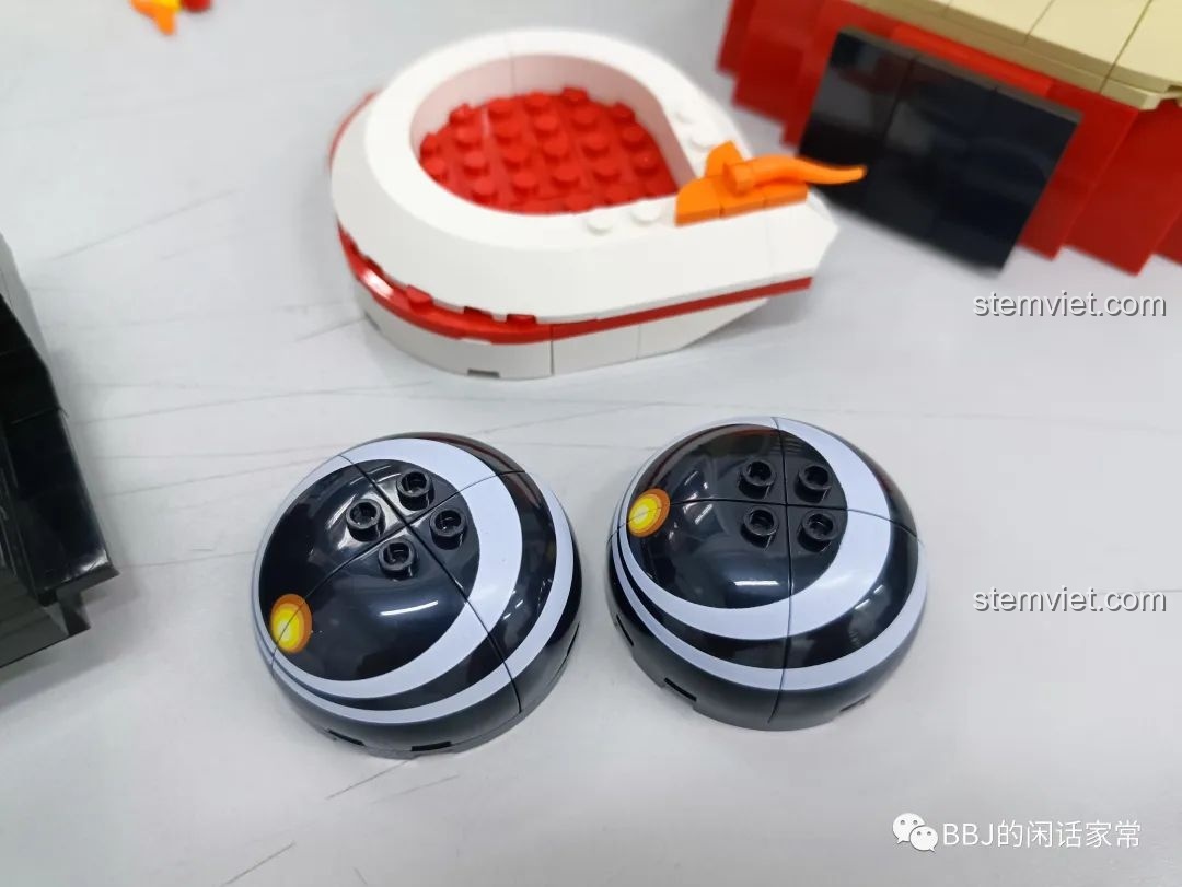 Chi tiết mắt lân được in sắc nét của bộ đồ chơi Múa Lân 860966 hợp túi tiền.