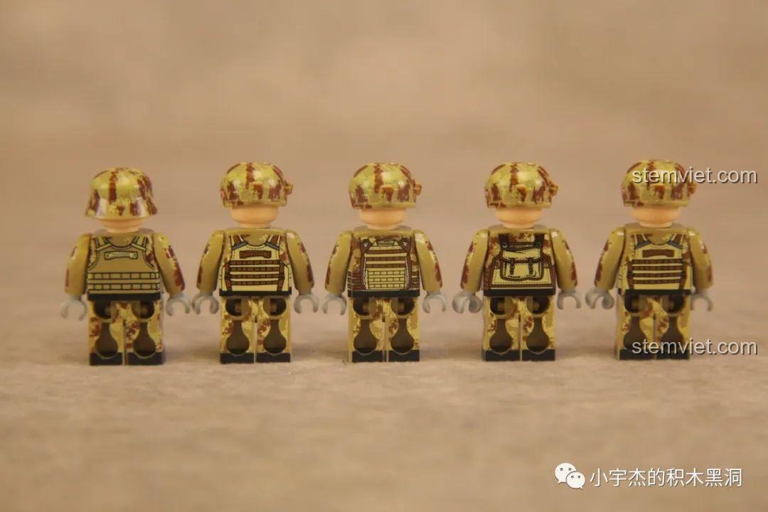 Mặt sau của các minifigures lính tăng sa mạc trong bộ 688002, cho thấy chi tiết in đầy đủ và tỉ mỉ.