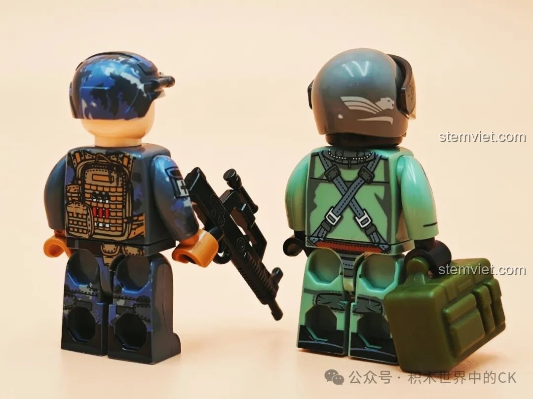 Chi tiết mặt sau của 2 minifigure phi công trong bộ đồ chơi lắp ghép 202244, thể hiện sự chăm chút trong thiết kế.