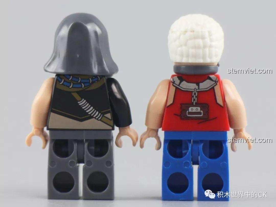 Mặt sau của hai minifigures trong bộ đồ chơi Trạm Lọc Nước Sinh Tồn, cho thấy chi tiết in ấn.