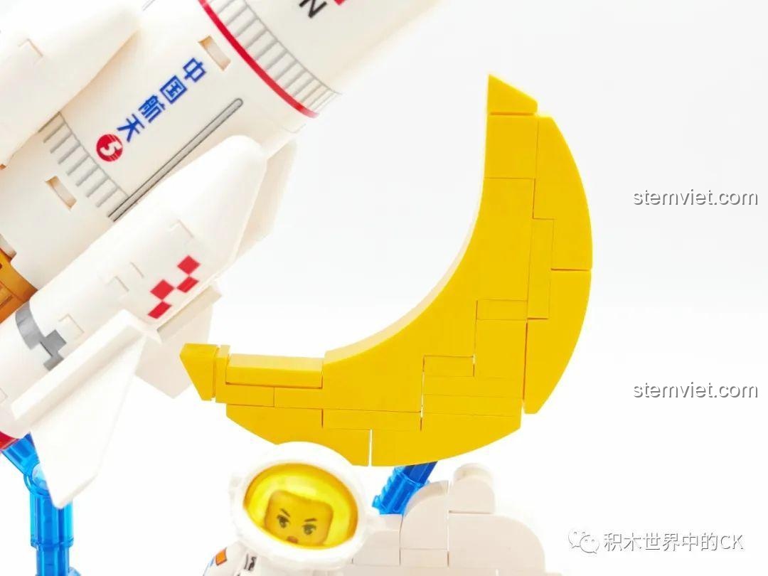 Cận cảnh chi tiết mặt trăng khuyết màu vàng được lắp ghép từ nhiều mảnh ghép trong bộ Sembo 203356.