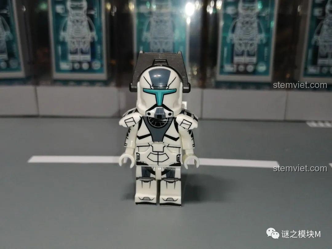 Mặt trước của Lính Commando Xám XP-370, làm nổi bật sự kết hợp màu sắc giữa xám và đen trên bộ giáp.