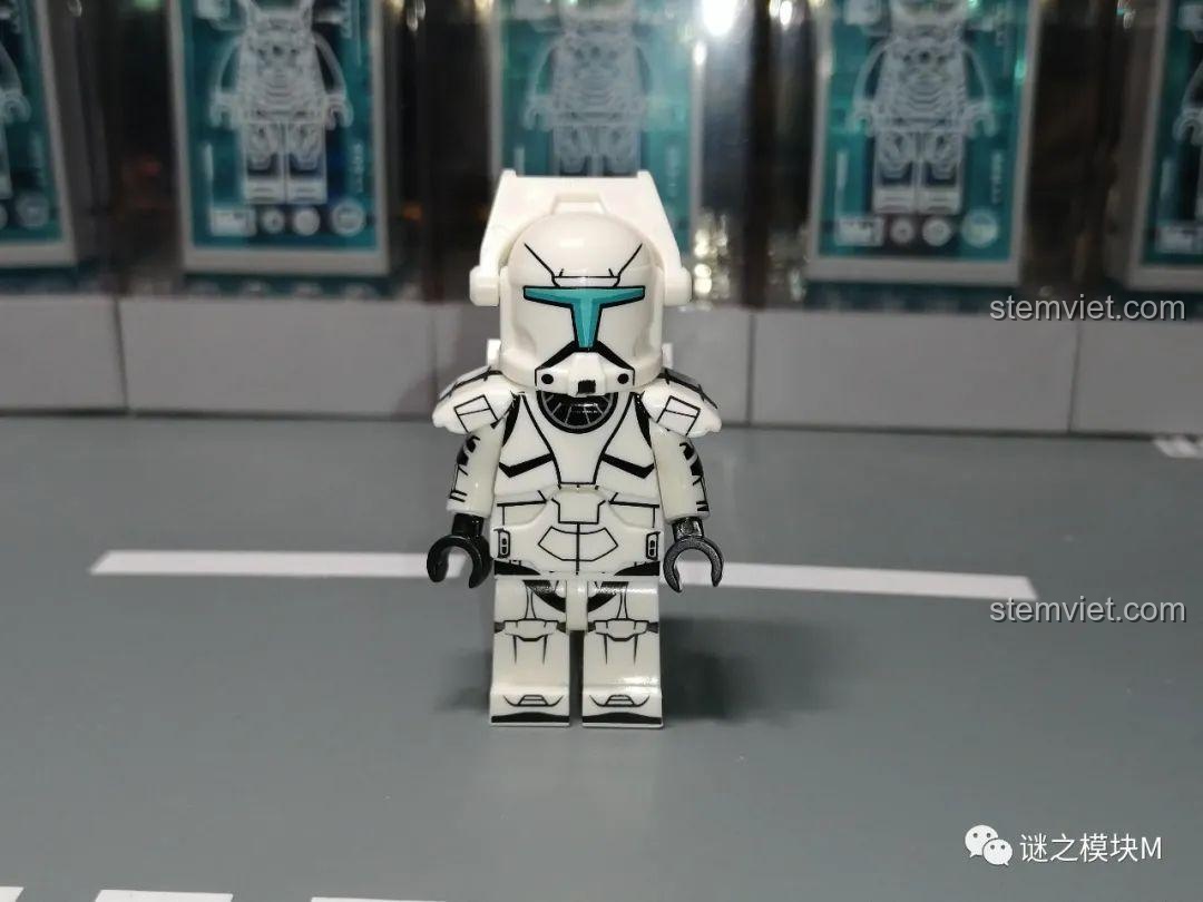 Ảnh chụp cận cảnh mặt trước của Lính Commando XP-369, làm nổi bật các chi tiết in trên giáp ngực và mũ bảo hiểm.