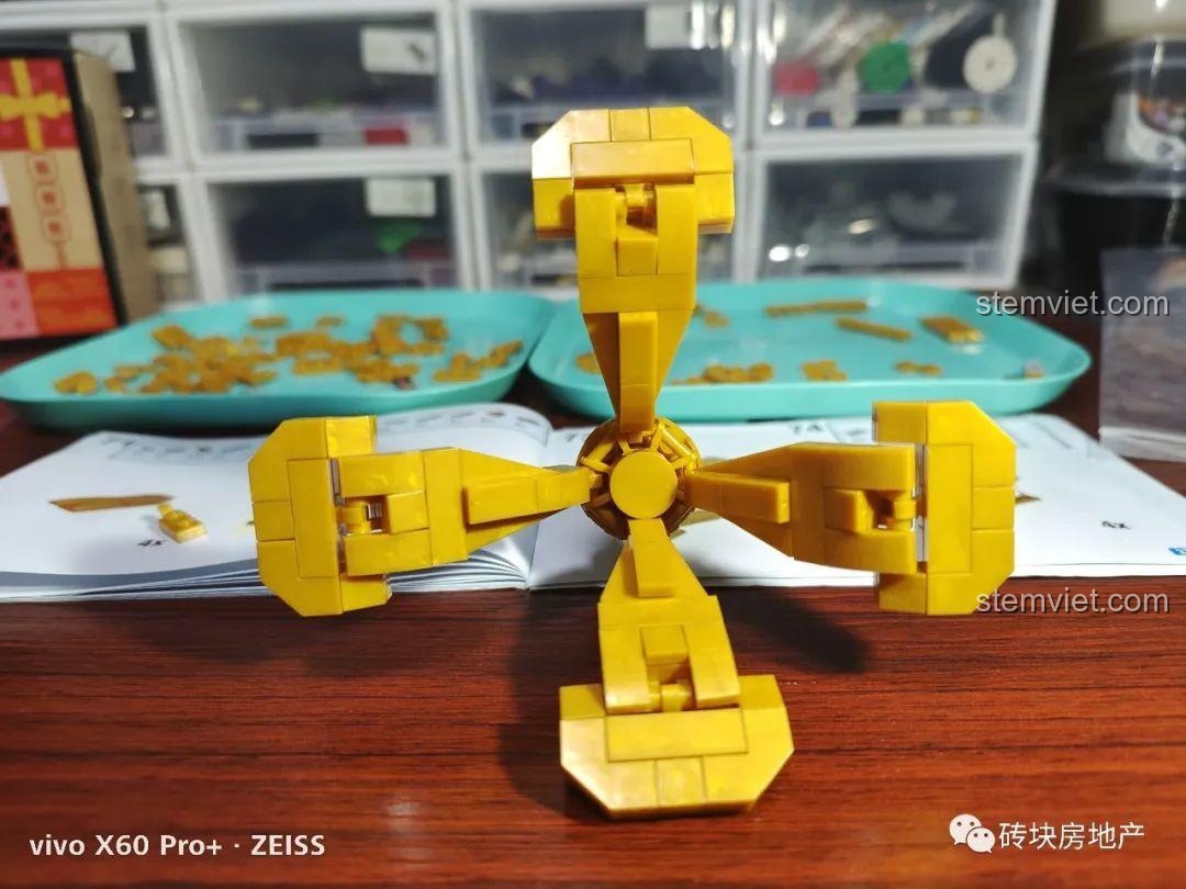 Cận cảnh các chi tiết màu vàng gold để lắp ráp loa kèn, có chất lượng màu sắc rất tốt.