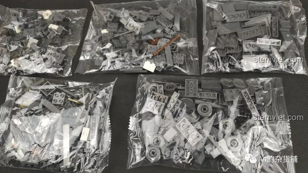 Cận cảnh các chi tiết màu xám trong bộ đồ chơi xây dựng KAZI KY82010 giá bình dân cho trẻ từ 6 tuổi.