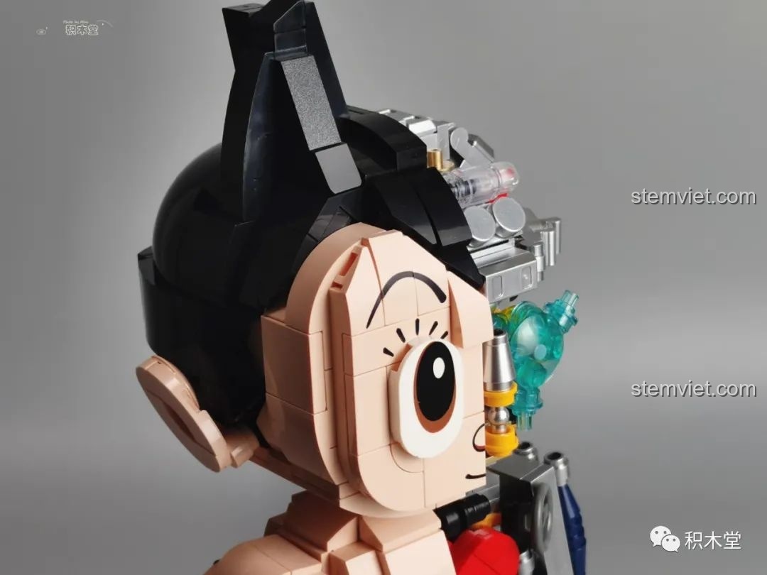 Cận cảnh chi tiết máy móc phức tạp bên trong phần đầu cơ khí của mô hình Astro Boy.