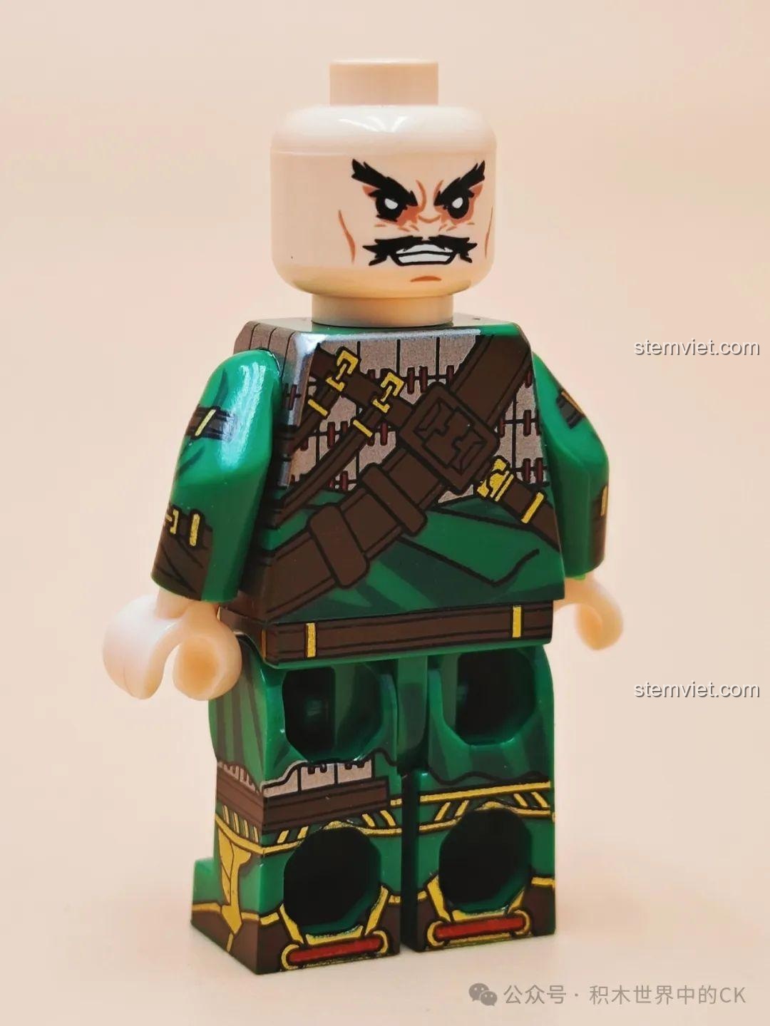 Chi tiết in trên thân minifigure Chu Thương, cảm nhận Decool 20802 Quan Vũ Đơn Đao Phó Hội.