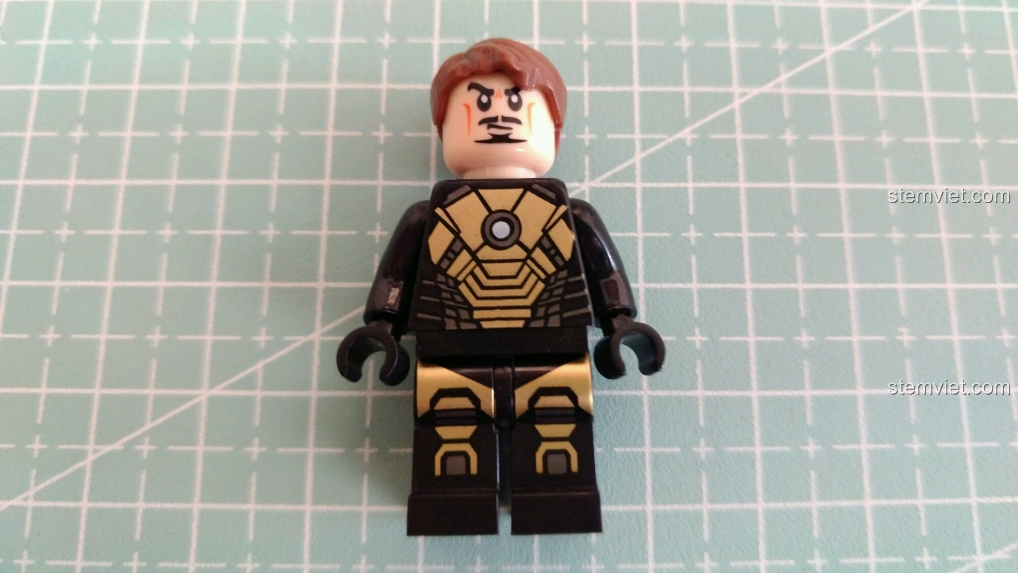 Cận cảnh mặt trước minifigure Tony Stark trong đồ chơi mô hình Bộ Giáp Người Sắt MK23 cho bé từ 6 tuổi.