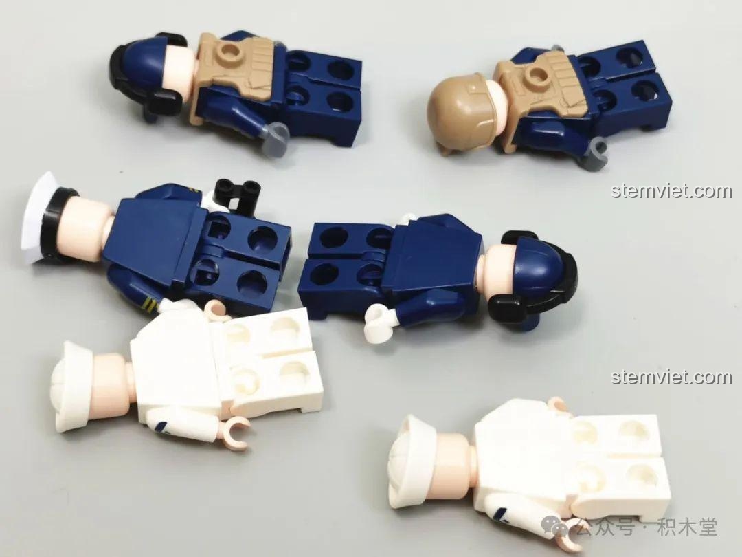 Cận cảnh chi tiết in trên thân các minifigures của bộ đồ chơi xây dựng Tàu khu trục hiện đại cho trẻ em từ 6 tuổi.