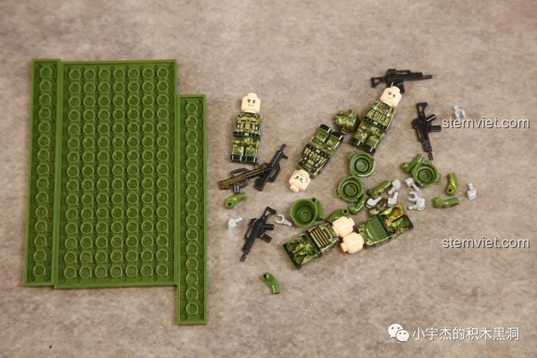 Các bộ phận của 5 minifigures lính tăng trước khi lắp ráp trong bộ đồ chơi quân sự Xe tăng rằn ri 688001.