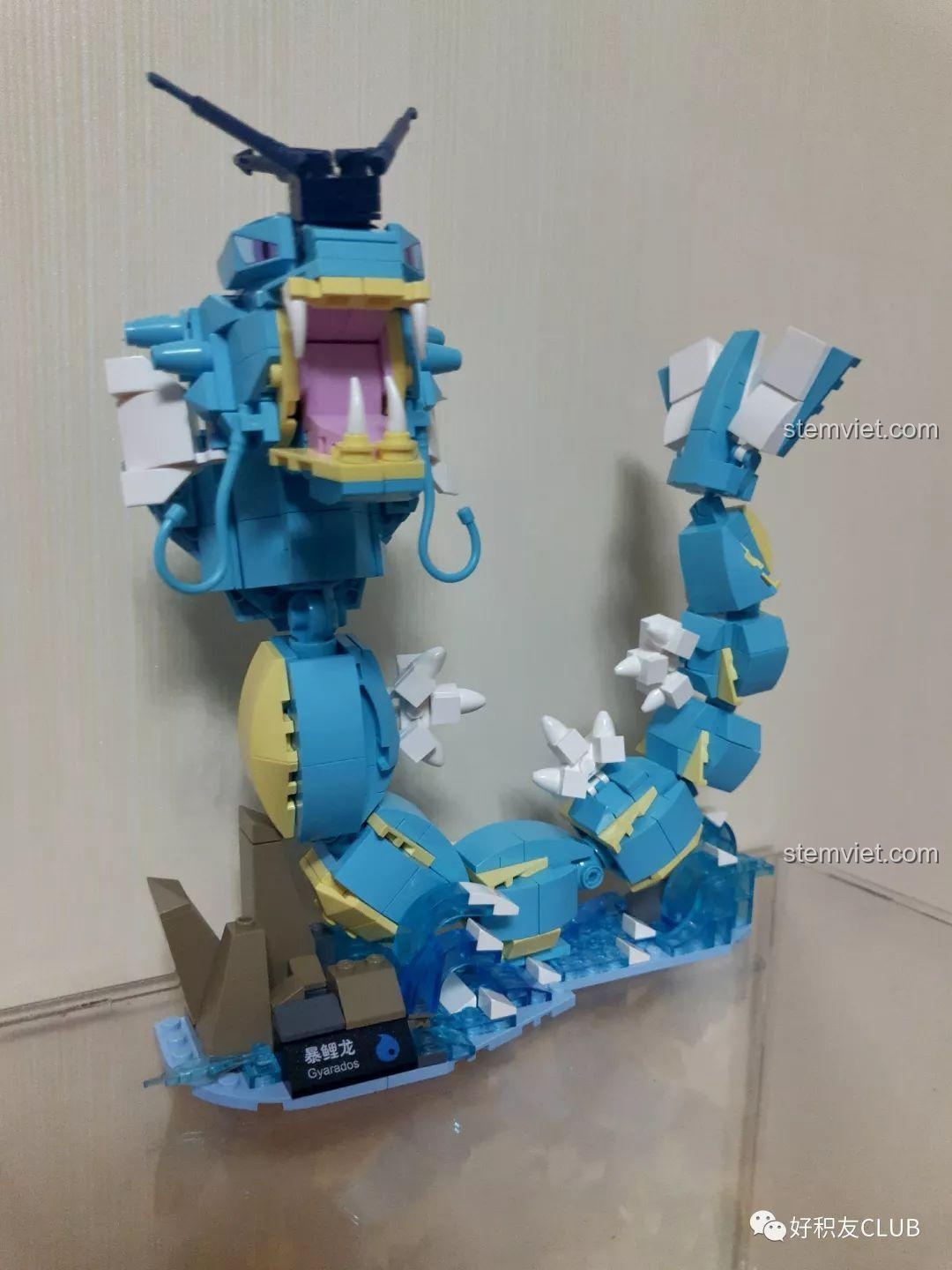 Mô hình Gyarados Keeppley B0110 nhìn từ góc nghiêng, cho thấy các chi tiết vây và thân được thiết kế tỉ mỉ.