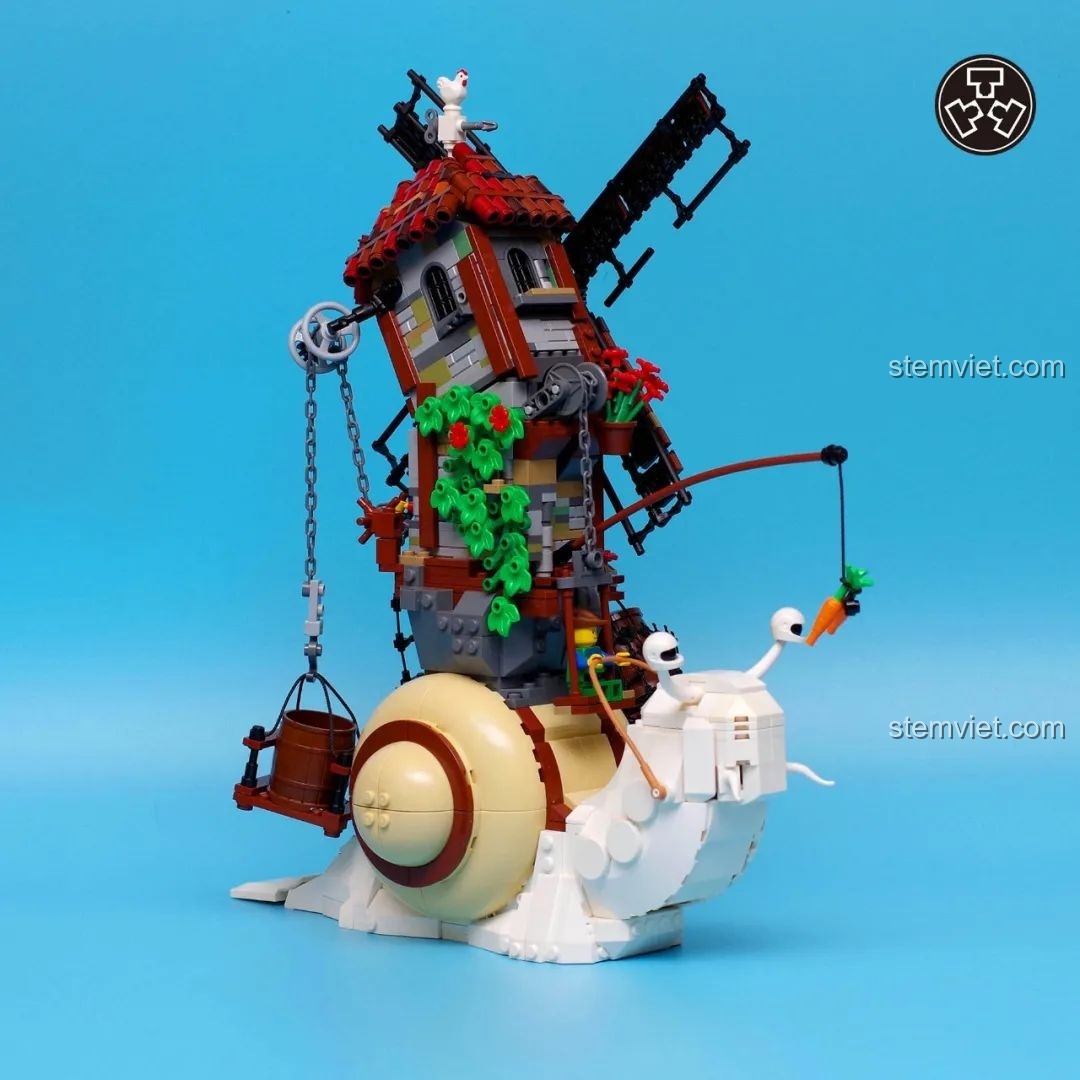 Góc nhìn cận cảnh MOC Cối xay gió Ốc sên, làm nổi bật các chi tiết nhỏ như hoa lá, dây xích và chú ốc sên.