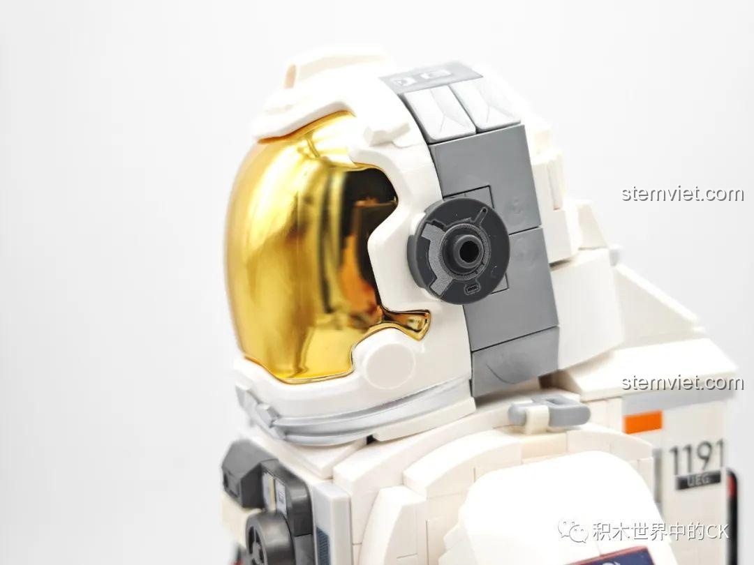 Chi tiết bên hông mũ bảo hiểm của đồ chơi mô hình Astronaut The Wandering Earth 2 cho bé 6 tuổi, thể hiện sự tinh xảo.