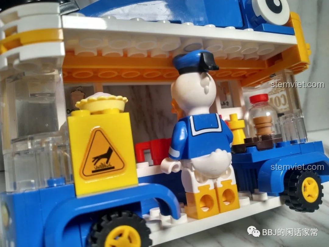 Cận cảnh cho thấy chiếc mũ của Vịt Donald bị vướng vào phần mái che bên trên của xe bán hàng.