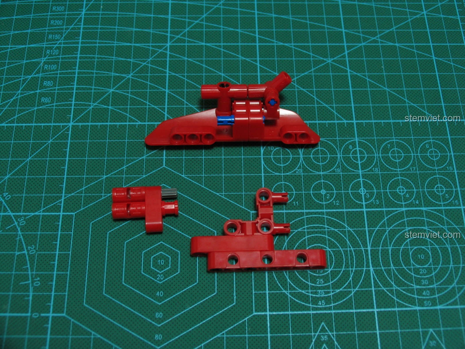 Chi tiết nắp capo của xe bán tải CaDA C51005, với các đường gân và khe thoát khí tạo vẻ hầm hố.