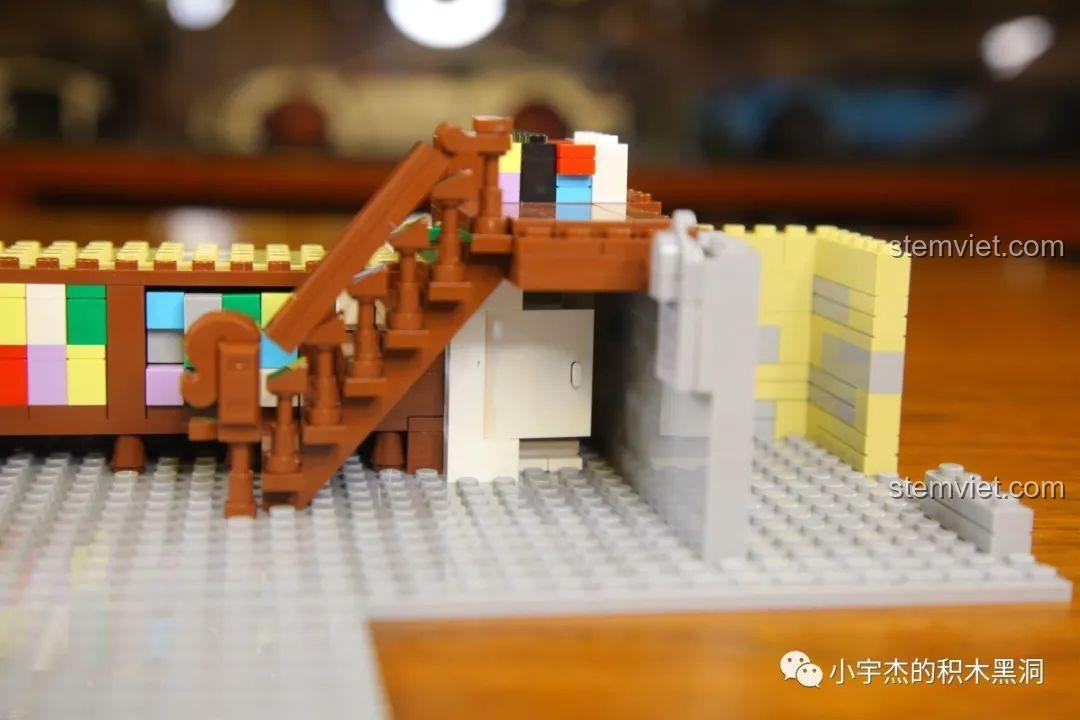 Chi tiết nhà vệ sinh ẩn dưới gầm cầu thang trong bộ Mould King 16038.