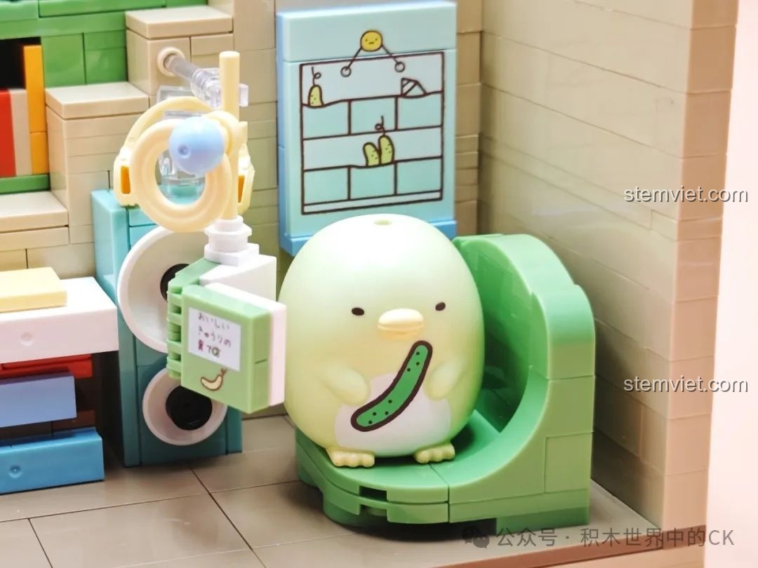 Cận cảnh nhân vật Penguin? đang ngồi ghế, cầm sách và đeo tai nghe trong bộ đồ chơi lắp ráp Keeppley K21208.