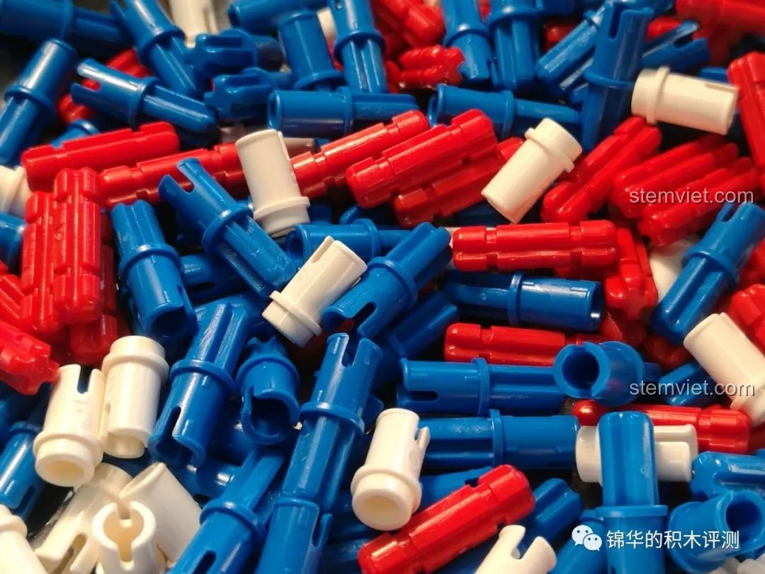 Các chi tiết pin và trục nhiều màu sắc của đồ chơi xây dựng Xe chiến đấu Marauder cho trẻ em 16 tuổi.