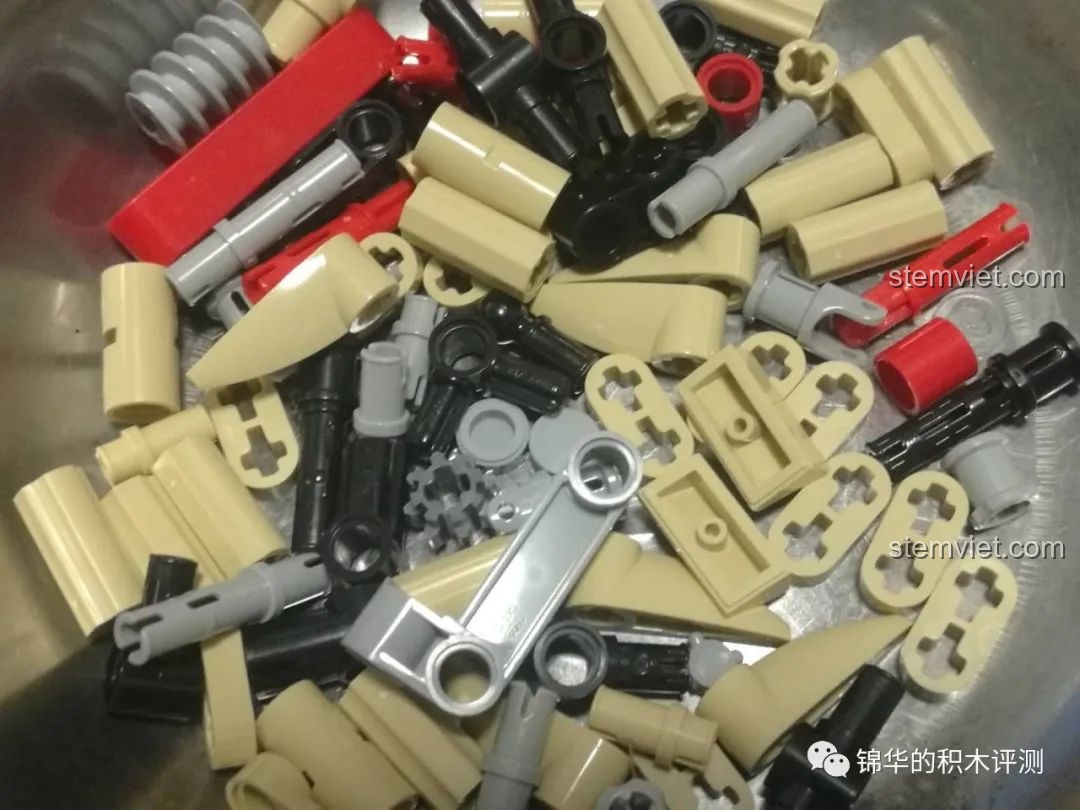 Cận cảnh các chi tiết nhỏ trong túi số 2 của bộ đồ chơi mô hình 13131 giá bình dân.