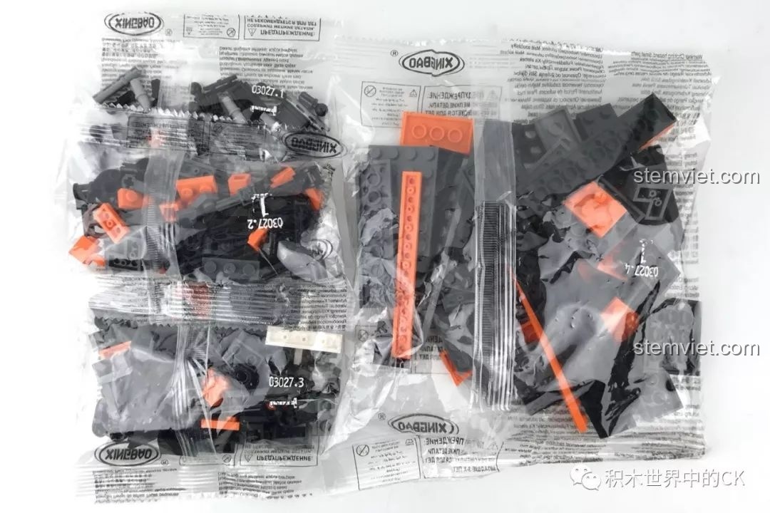 Các túi chi tiết bằng nhựa của bộ Xe viễn chinh Siberia XB-03027 được phân loại rõ ràng.