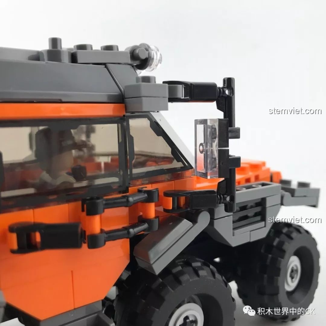 Một chi tiết nhựa trong suốt màu đỏ của bộ Xingbao bị vỡ làm đôi, cho thấy sự giòn.