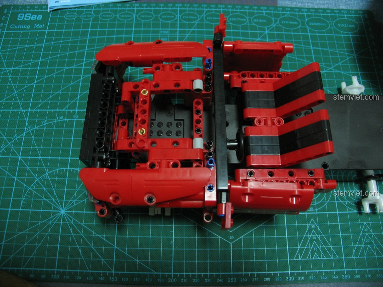 Chi tiết nóc buồng lái của xe bán tải CaDA C51005, với các thanh đỡ và đường nét thiết kế.