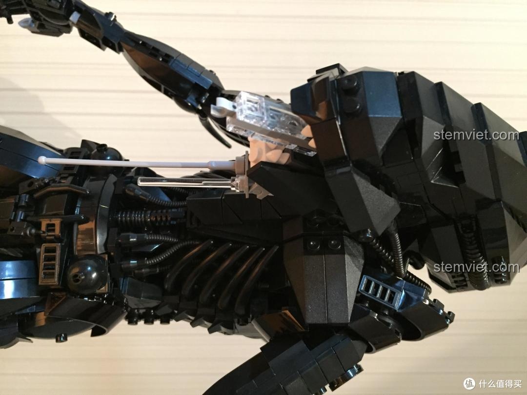 Chi tiết nước dãi bằng nhựa trong của đồ chơi lắp ráp Quái vật không gian Alien XB-04001, một điểm nhấn độc đáo.