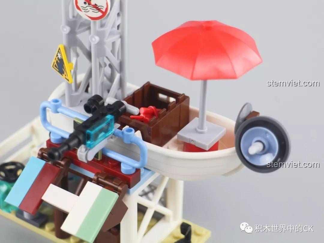 Cận cảnh chiếc thuyền nhỏ được dùng làm nơi nghỉ ngơi với một chiếc ô màu đỏ che nắng.